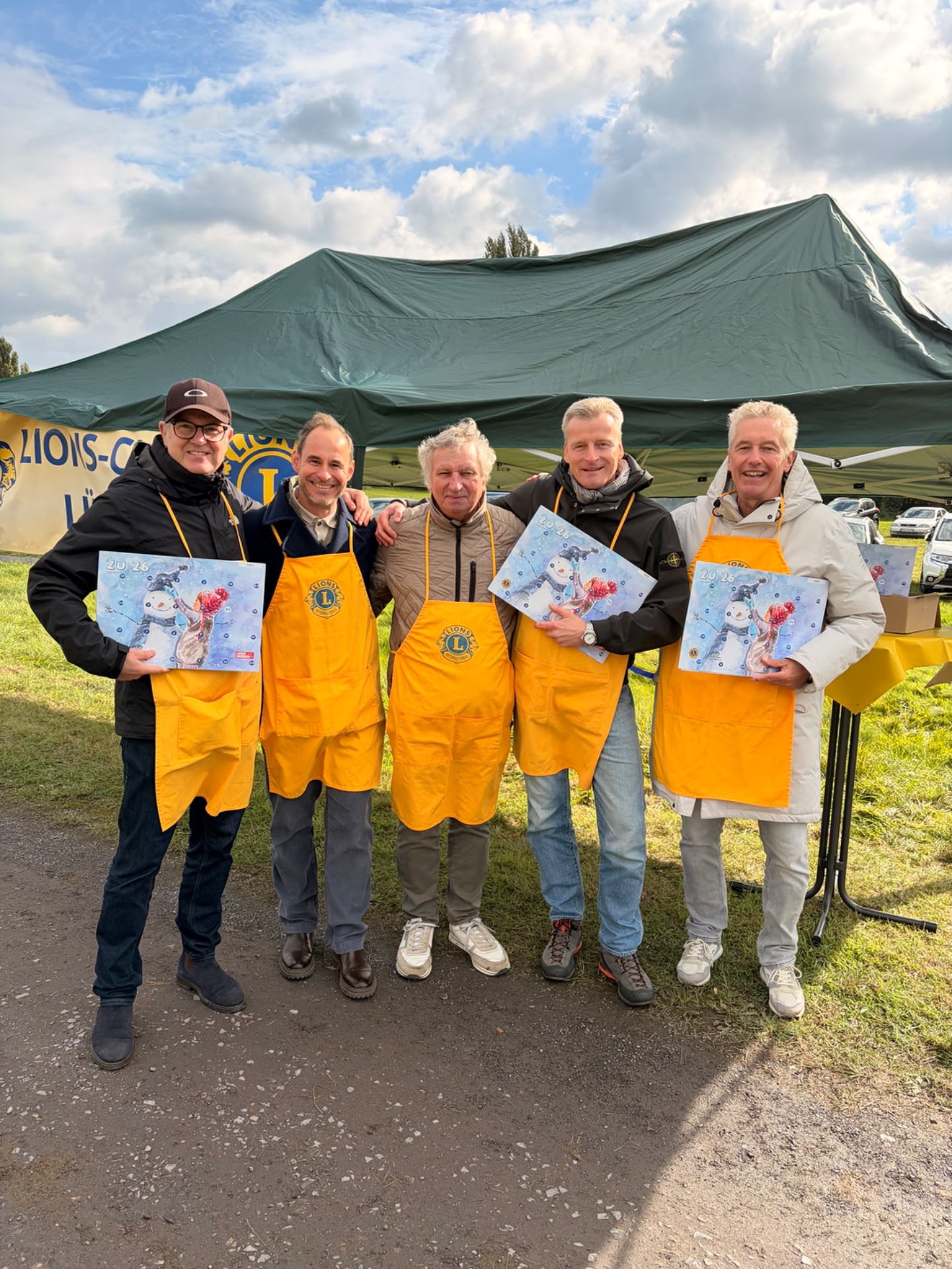 Mitglieder des Lions Clubs Lünen beim Adventskalenderverkauf auf dem Drachenfest