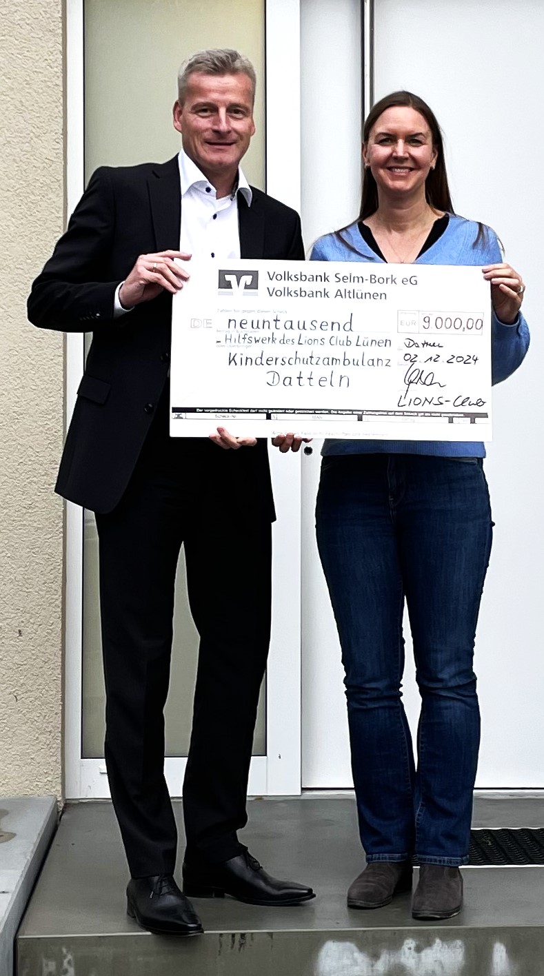 Gregor Mersmann und Dr. Tanja Brüning bei der Scheckübergabe an die Kinderschutzambulanz Datteln